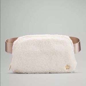 Lululemon Everywhere Fleece Belt Bag - Light Ivory